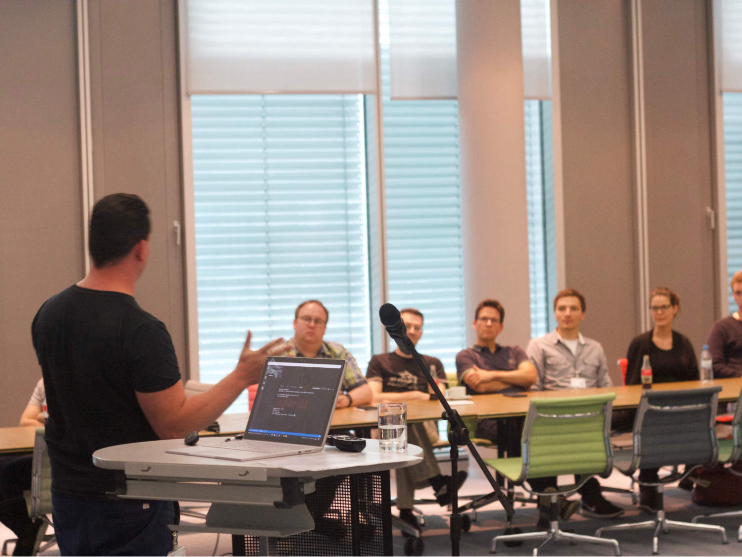 Eine Gruppe Workshop Teilnehmer:innen sitzt an einem Tisch