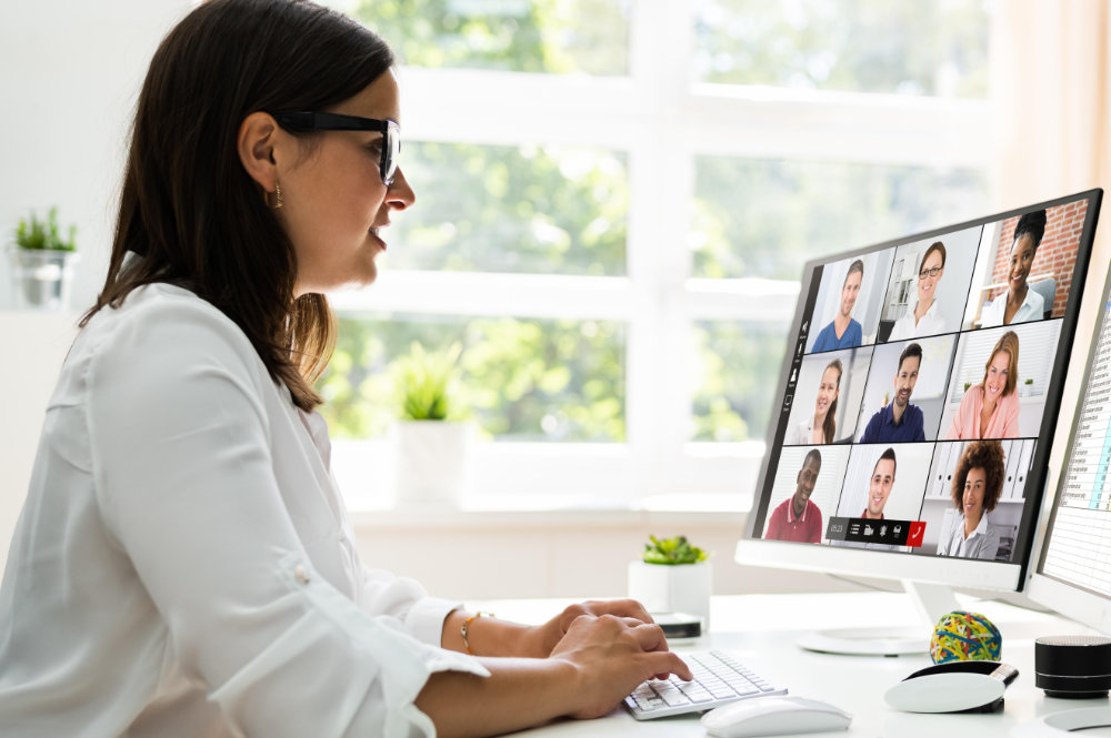 Teilnehmerin in einem Webinar